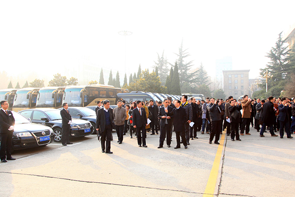 会议代表参观公务车辆方阵.jpg 会议代表参观公务车辆方阵.jpg