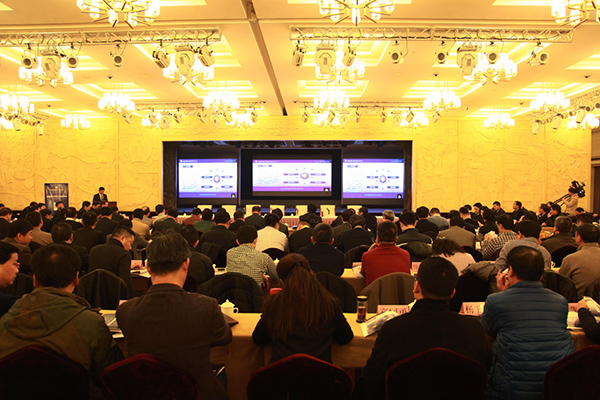 03董事长常前林介绍迎宾公务用车服务信息平台.jpg 03董事长常前林介绍迎宾公务用车服务信息平台.jpg