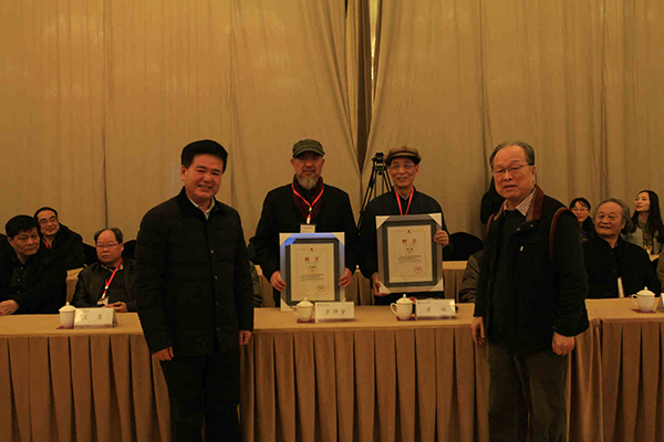 02集团公司董事长、陕西迎宾书画院理事长常前林与书画院院长兼艺术委员主任戴希斌为书画院特邀书画家颁发聘书.jpg 02集团公司董事长、陕西迎宾书画院理事长常前林与书画院院长兼艺术委员主任戴希斌为书画院特邀书画家颁发聘书.jpg