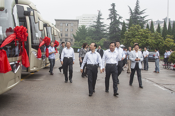 1-省政府副秘书长、机关事务管理局局长孟军及集团领导视察公司车辆.jpg 1-省政府副秘书长、机关事务管理局局长孟军及集团领导视察公司车辆.jpg