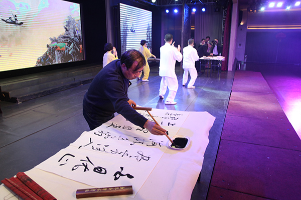 迎宾书画院书法家现场挥毫.jpg 迎宾书画院书法家现场挥毫.jpg