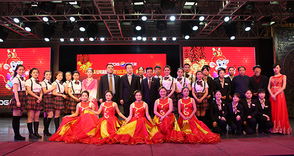 领导与演职人员合影.jpg 领导与演职人员合影.jpg